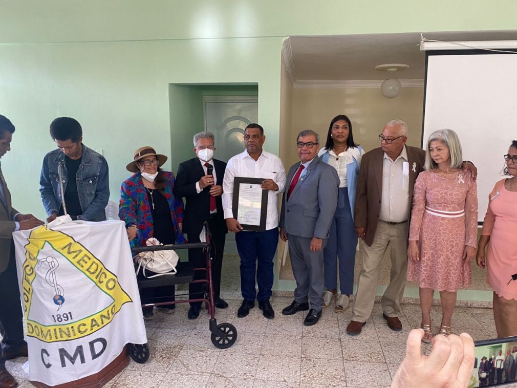 La entrega fue realizada por el Alcalde Municipal, Mictor Fernández junto al presidente del CMD, doctor Senén Caba.