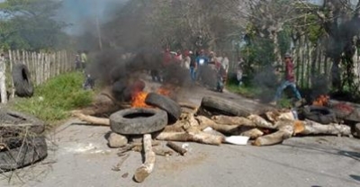 Enfrentamientos entre policía y manifestantes por arreglo carretera en Hato Mayor