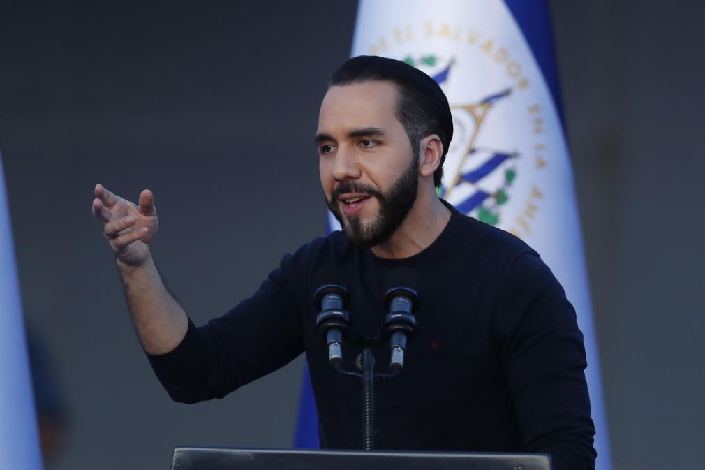 Nayib Bukele llamó a las alcaldías a revertir las tasas que graven la actividad empresarial. Foto archivo D1/EFE.
