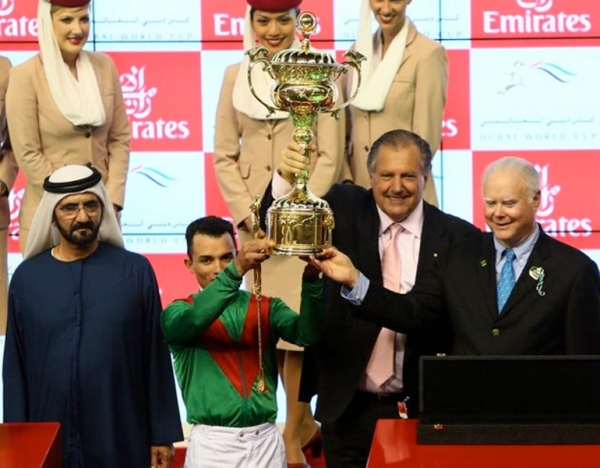 Joel Rosario levanta la copa de ganador del premio Dubai World Cup.