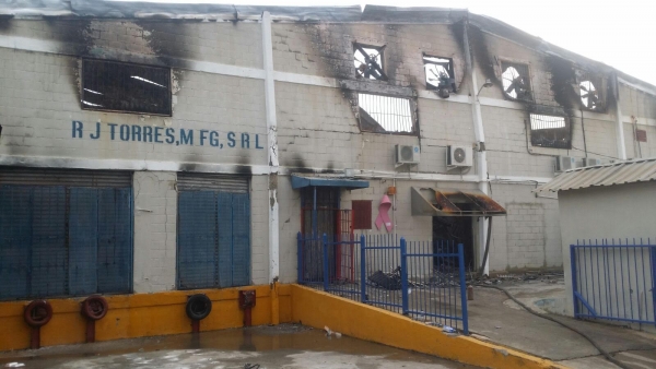 Incendio afecta una fábrica de la zona franca en Santiago:  