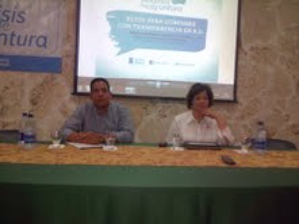 Yocasta Guzmán y Carlos Pimentel, encabezaron el analisis en el Centro Bonó
