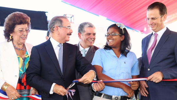 Presidnete Danilo Medina inaugura 118 aulas en Puerto Plata añaden