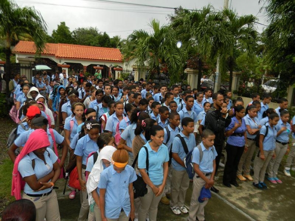 Estudiantes que recibieron las orientaciones de la Tercera Parada Cívica contra la violencia.