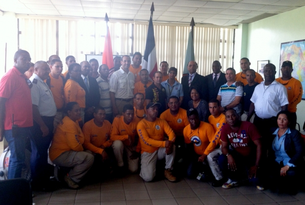 Ivan Gómez con el grupo de voluntarios de la Defensa Civil.