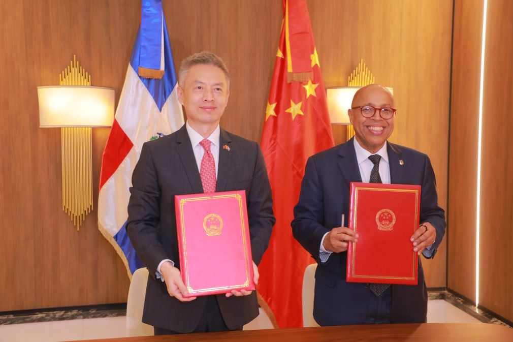 El acuerdo fue suscrito por el embajador chino Chen Luning y el presidente de la CD, Alfredo Pacheco.