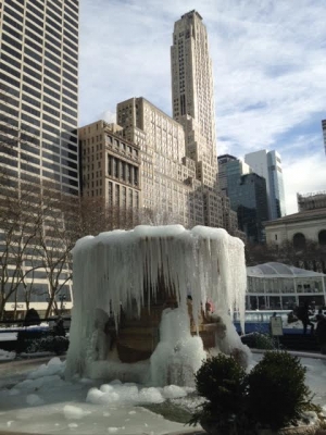 Fuente congelada en el parque Bryant 42 St y 6ta avenida.