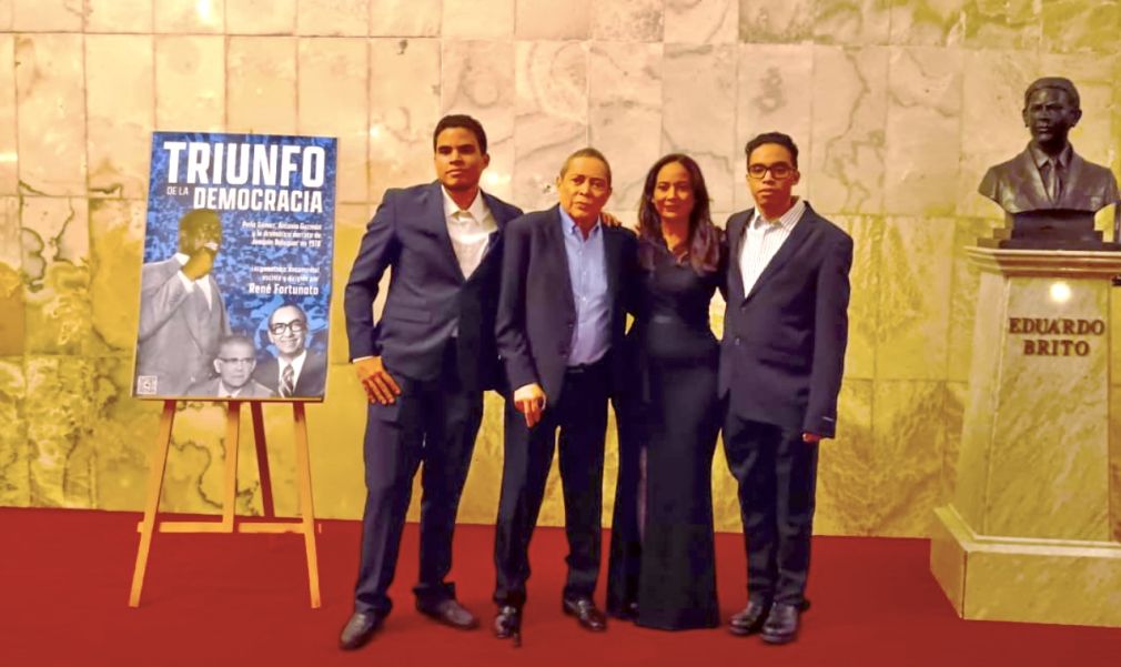 René Fortunato con sus hijos René y Diego y Matty Vasquez, esposa y compañera de producciones. Foto: José Rafael Sosa.