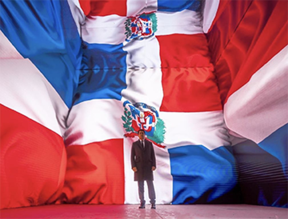 David Collado con pantalla gigante proyectando bandera de República Dominicana en FITUR 2023. Foto: @marquezvisuals
