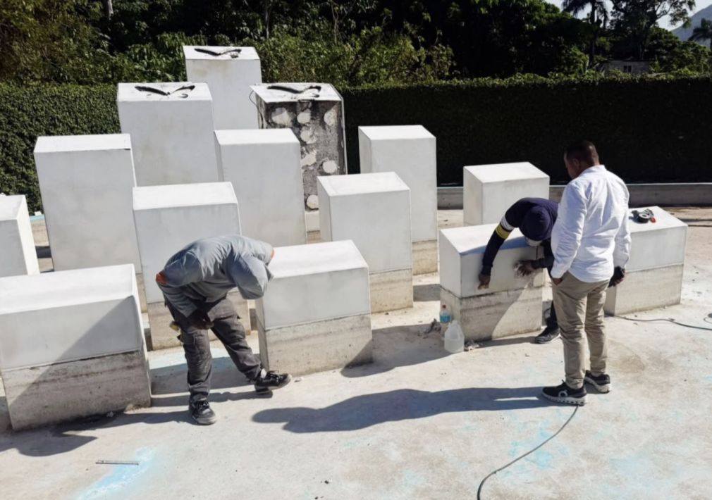 El ayuntamiento realiza una jornada de mantenimiento en plazas y parques del municipio.