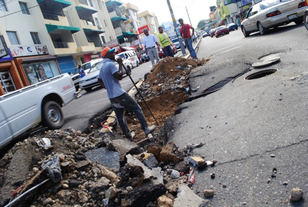 Cabildo reparar el hundimiento de la capa asfáltica en la avenida Las Carreras