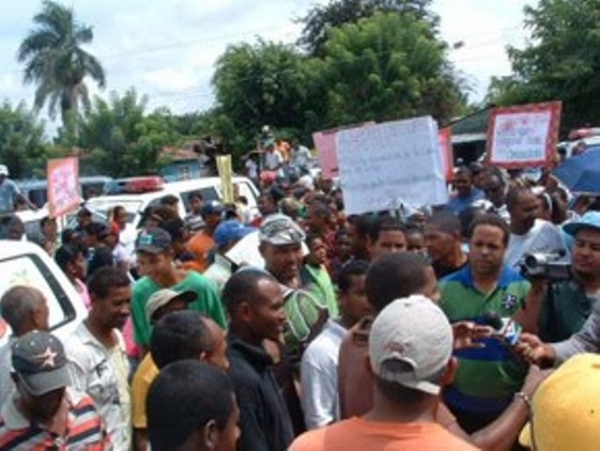 Protesta en la Vega por obras incumplidas