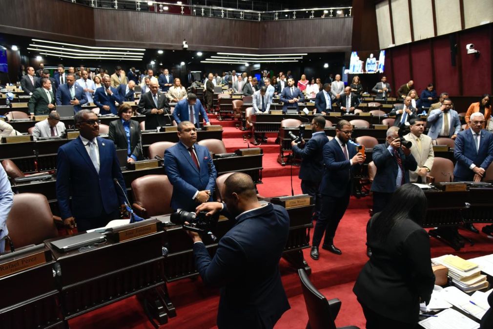  Diputados continuarán estudio del Código Laboral con plazo fijo de una semana.