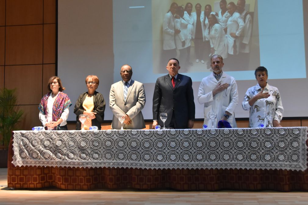 La mesa de honor encabezada por los  doctores Mario Ufre decano FCS; José Peralta, director de la Escuela de Medicina, Carlos Pellerano, Ivelisse Garrís y Carmen Brugal.