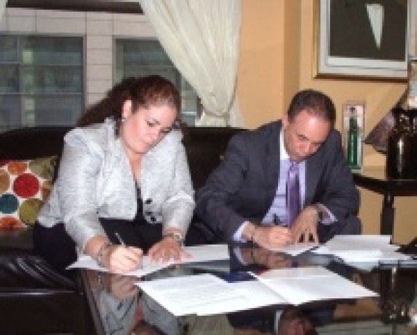 Cónsul Maximo Corcino y Maria Rosado, directora de la sección de Horas y Sueldos (WHD).