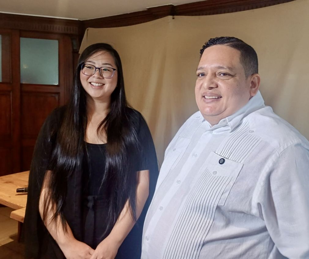 Jessica Peng aclara que operan bajo las leyes dominicanas y destaca la valía del trabajador local; el abogado Ramón Peralta ofrece disculpas por interpretaciones erróneas.