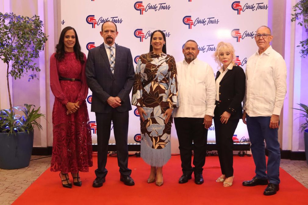 Gerencia de Caribe Tours reconoce a colaboradores.