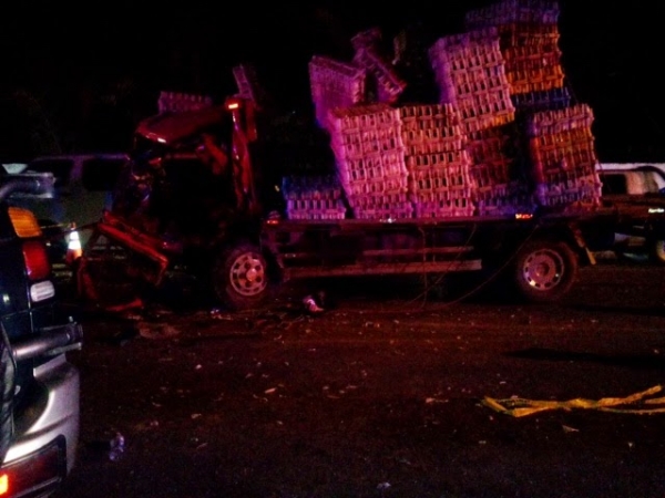 Un muerto y 4 heridos en choque yipeta y camión transporte de pollo carretera Higueral: 