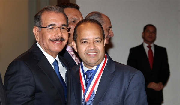 Medina encabeza entrega de premio en Santiago