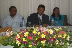  Aquino González firma el acuerdo educativo entre la Alcaldía de Miches y la UNEFA. 