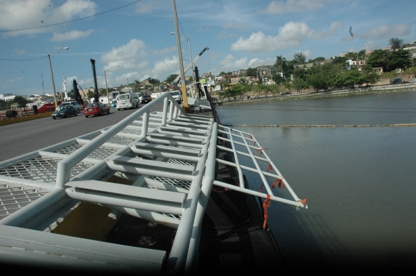 Avanzan trabajos para colocar mallas retenedoras de basura en el puente flotante