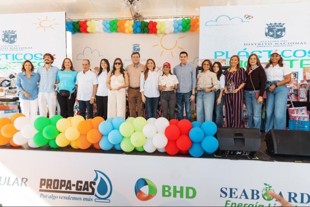 La edición de 2026 de Plásticos por Juguetes se realizó gracias a la visión sostenida de la alcaldesa del Distrito Nacional y al apoyo de: Popular, Propagas, BHD, Seaboard, Grupo Ramos, Referencia Laboratorio Clínico, Industrias Bisonó, Martí, Banco Caribe, Olé, Farmacias GBC, Hilos de Amor, Coca Cola, Uepa Tickets, Banreservas, McDonals y Café Santo Domingo.