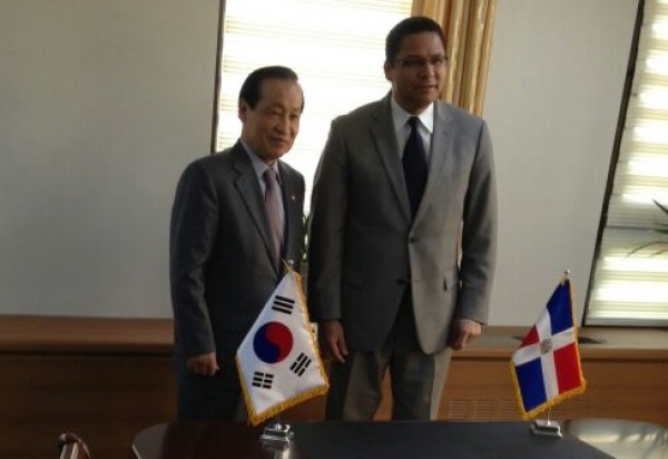 Santos participa de Foro Ministerial en Seúl
