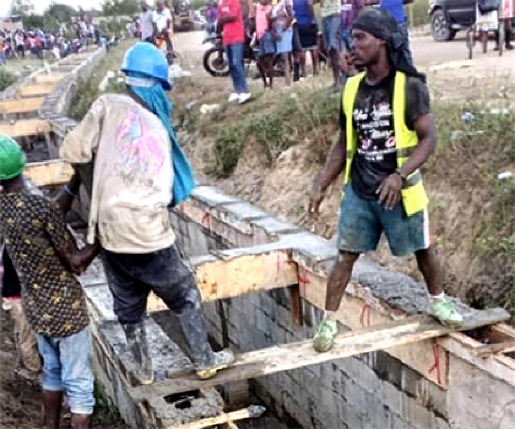 Haitianos continuan trabajando en la construcción del canal para desviar el río masacre en la frontera con Dajabón.