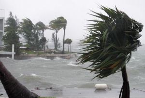 Fuertes vientos y olas anormales fuerzan la evacuación de al menos 19 familias; unas 83 personas en refugios