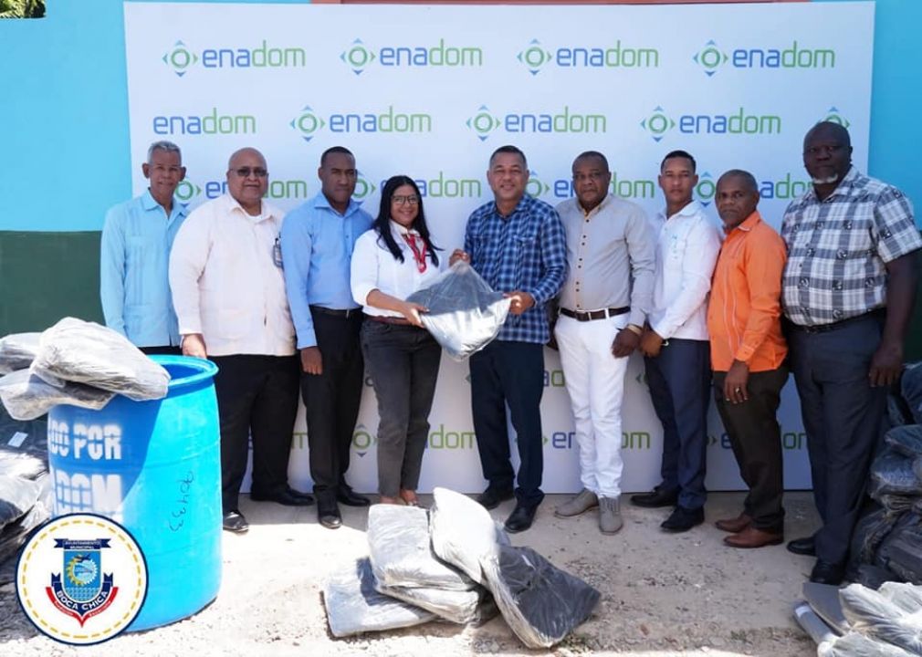 El donativo fue entregado por Alda Reyes, quien en representación de EnaDom hizo entrega a Fermín Brito Rincón, alcalde del Municipio de Boca Chica. Se entregaron 25 mil bolsas para recoger basura, 25 zafacones que serán instalados en los sectores más cercanos a la playa, así como 2 baños móviles.