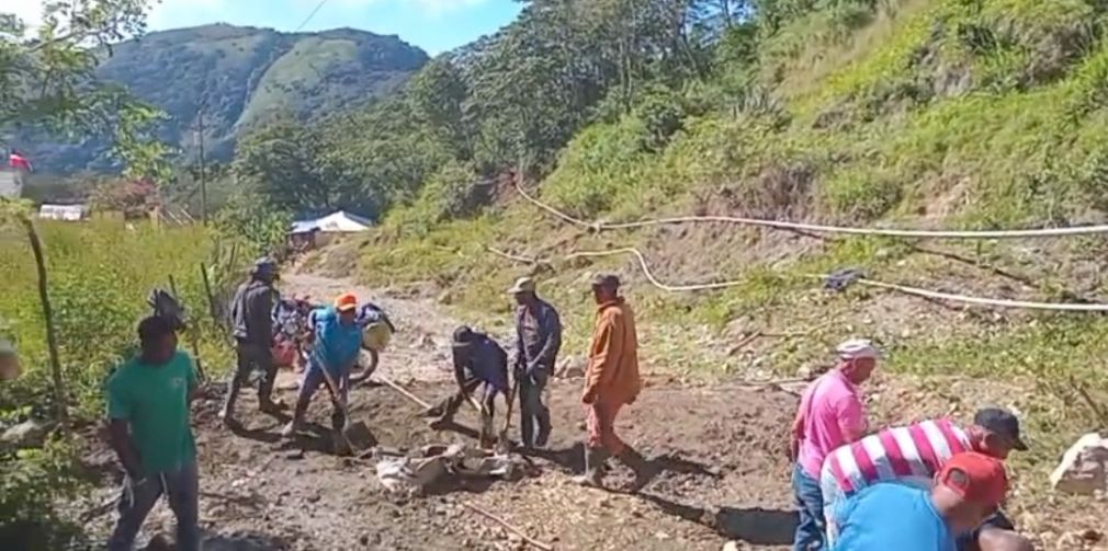 Campesinos de Neiba reclaman intervención urgente del tramo carretero entre el 20 y Rancho Viejo.