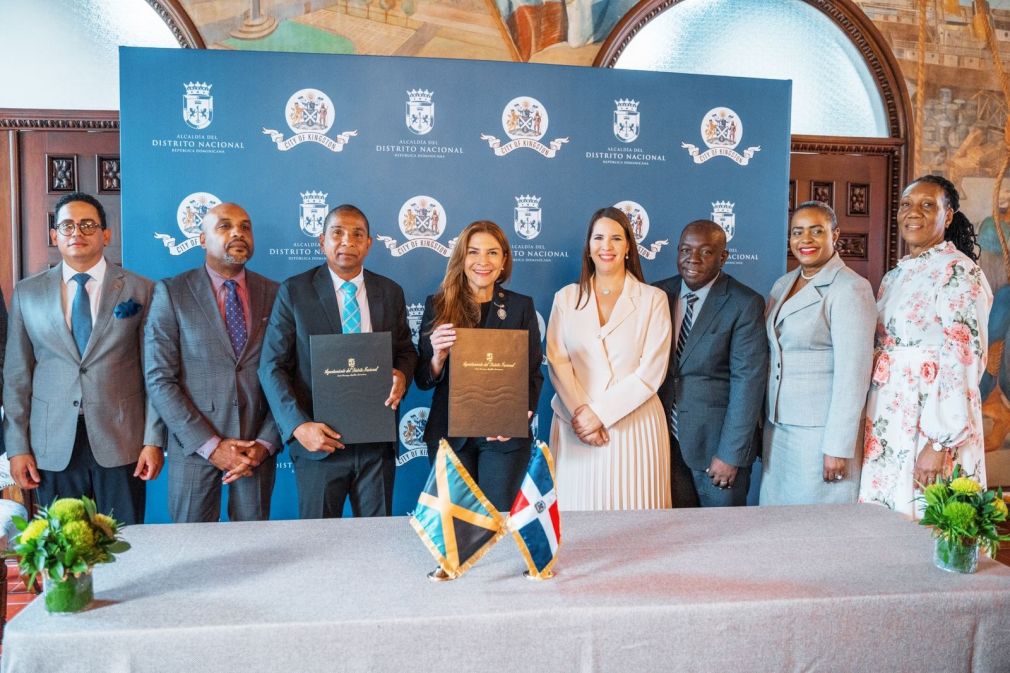 El acuerdo fue firmado por la alcaldesa del Distrito Nacional, Carolina Mejía y el alcalde de la ciudad de Kingston, Jamaica, Senador Delroy Williams.
