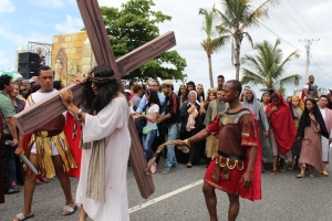 Ayuntamiento de Santo Domingo Este e iglesia Catolica realizan viacrucis:  