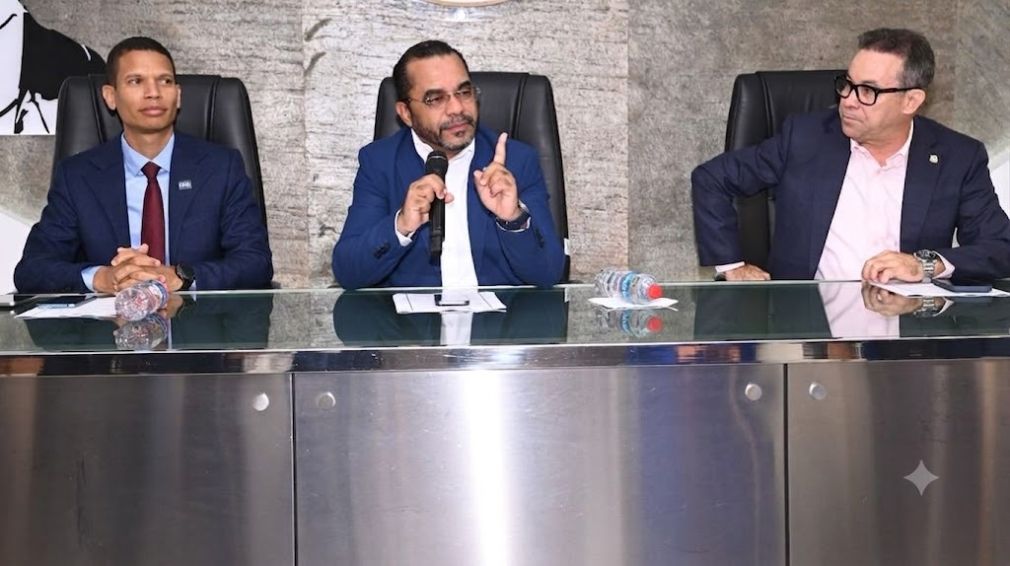 El rector del ITLA, Jimmy Rosario, estuvo acompañado por Juan Matos, vicerrector de Extensión y Desarrollo Social.