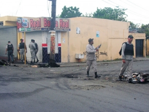 Militares tratan de controlar las protestas en Bonao esta tarde.