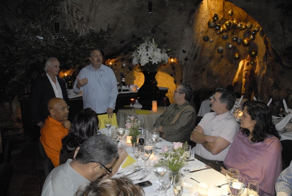 Fernando Rodríguez de Mondesert y el señor Otto Ricart explican el concepto del nuevo espacio del restaurante Mesón de la Cava en Santo Domingo.