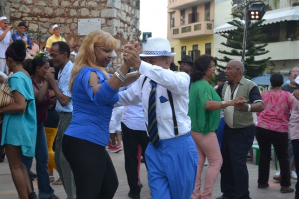 Bailando son en el can del Grupo Bonyé en la Zona Colonial.