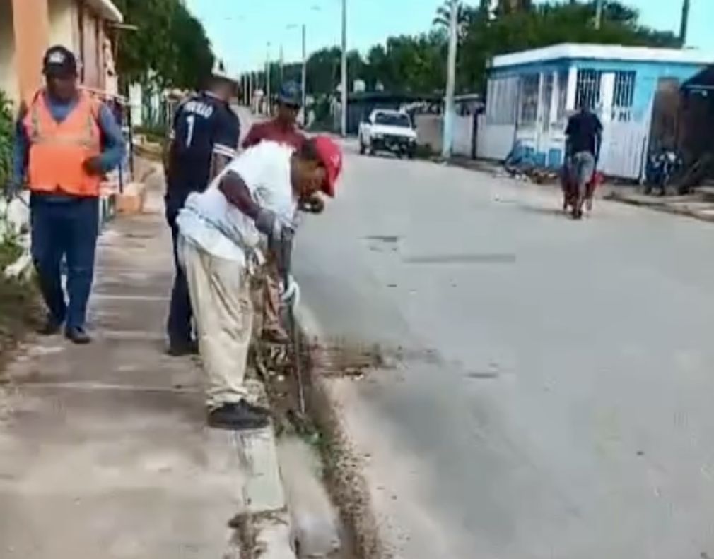 Ayuntamiento de Oviedo mantiene jornada continua de cuneteo y limpieza en el casco urbano.