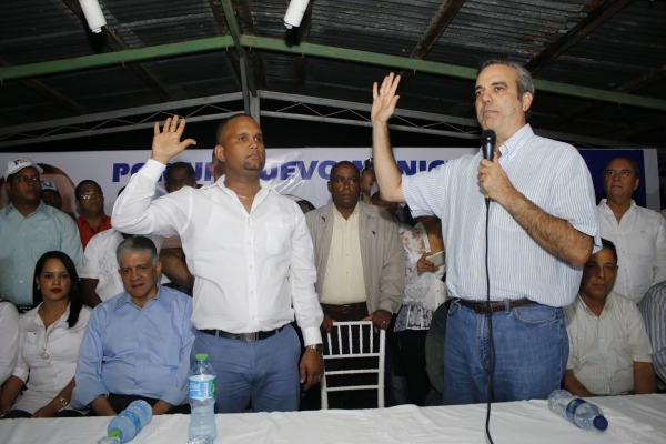 Luís Abinader proclama candidato a Alcalde en el municipio de Baitoa: 