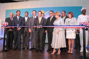 Juan de los Santos, presidente de la Federación Dominicana de Municipios (FEDOMU) corta la cinta simbólica para dejar inaugurado Expo Municipios 2014.