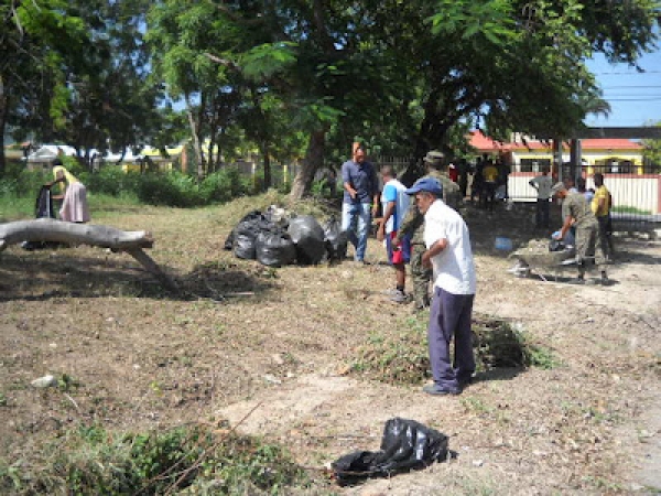 Limpian el Complejo Deportivo de Barahona