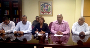 María Teresa Cabrera acompañadas de otros líderes profesorales de la Asociación Dominicana de Profesores, ADP, mientras hacía una denuncia.