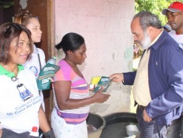 Empleados dedistribuyen 60 mil mosquiteros en jornada contra el dengue en Monte Plata: 