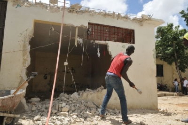 Inician demolición cárcel preventiva de Higüey
