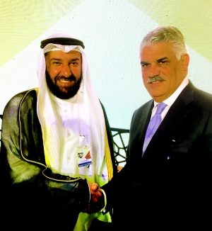 DOHA, Qatar. Miguel Vargas y Alí al Omair, ministro de Petróleo de Kwait, se saludan antes de iniciar un encuentro en esta capital árabe.