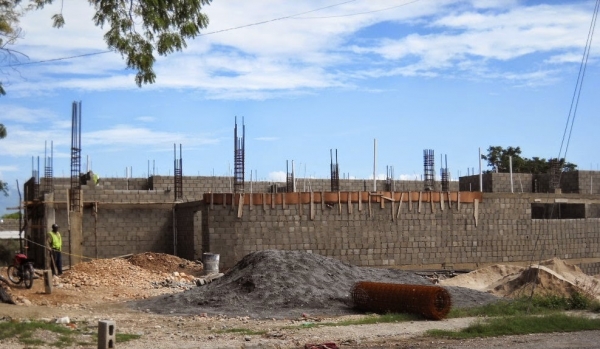 Continúan la construcción del centro de diagnostico en hospital Jaime Mota de Barahona 