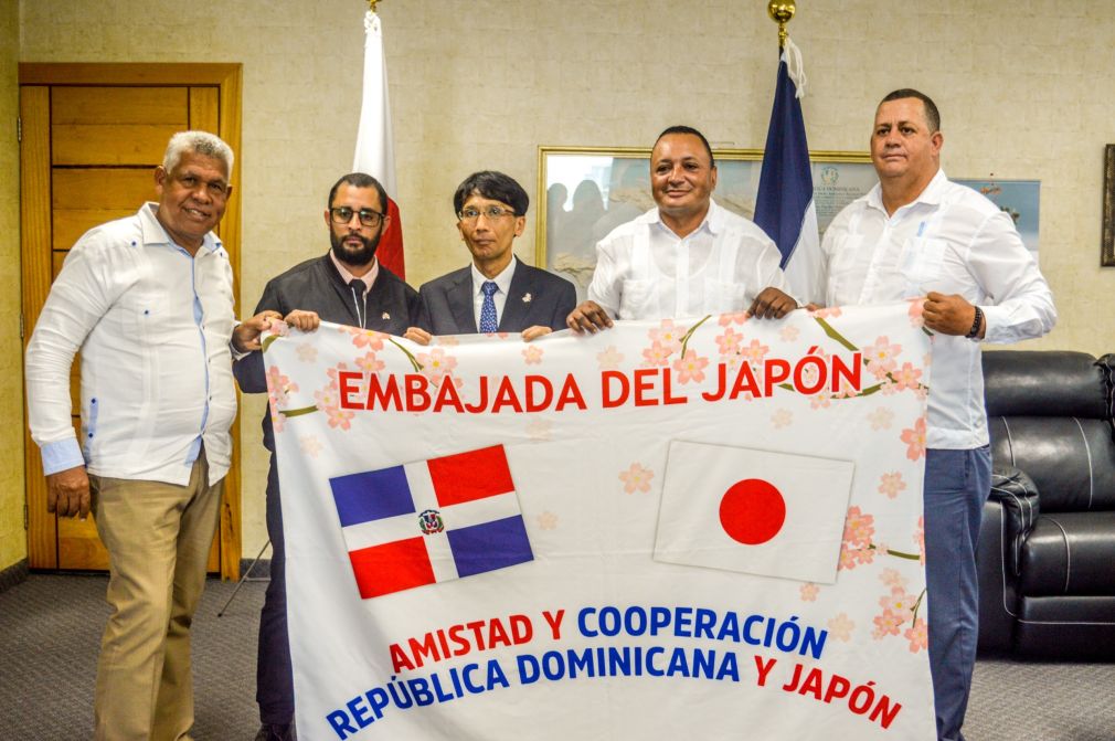 Embajada de Japón dona recursos para camión de bomberos en la Sabina.