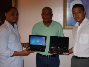 Senador dona dos computadoras al Ministerio de la Juventud
