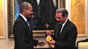 Sánchez entrega de forma simbólica medalla de oro al presidente Medina