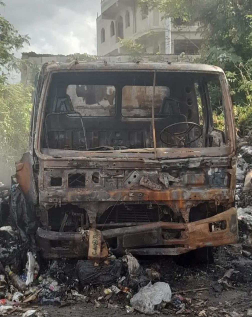 Los bomberos explicaron que un primer aparato fue incendiado antes de la media noche, mientras que el segundo los delincuentes aprovecharon que el personal contra incendio se retirara para pegarle fuego.